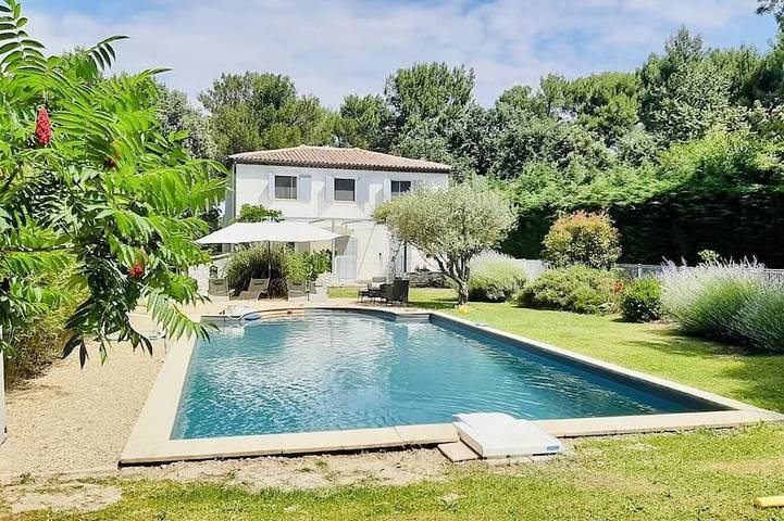 Location de vacances pour 8 personnes, avec jardin à Belcodène