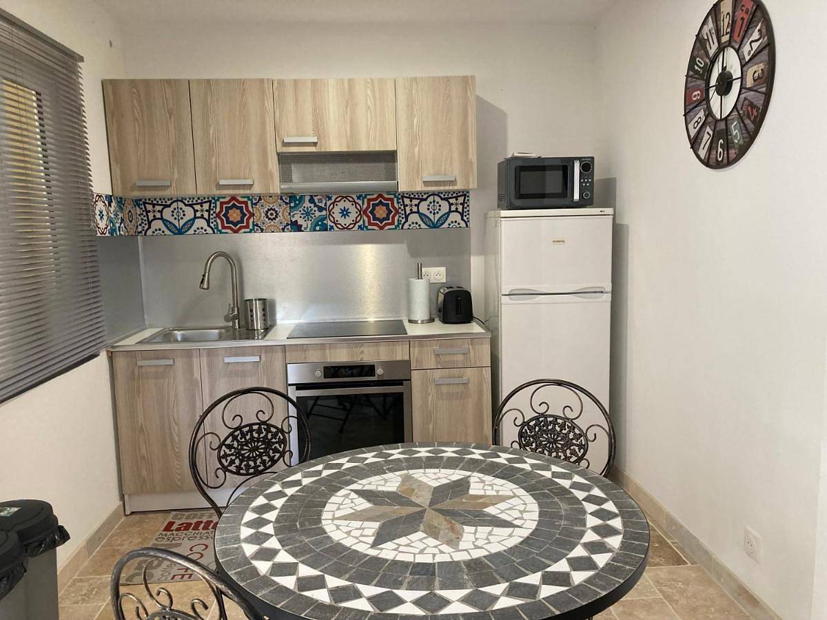 Appartement entier, One-Bedroom Apartment in Roquemaure, Région de Nîmes