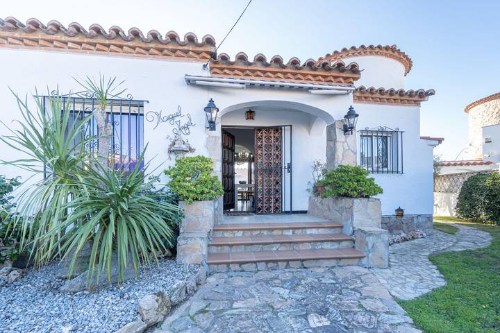 Casa rural para 8 personas, con terraza además de jardín y vistas en Ampuriabrava - 2