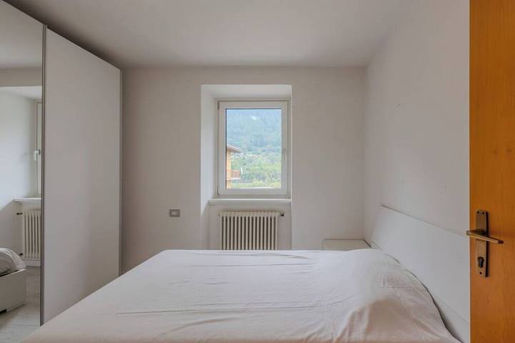 Appartamento intero, Bellissimo appartamento per 5 ospiti con WIFI, TV, patio e vista panoramica in Strembo, Alpi dell'Adamello e della Presanella