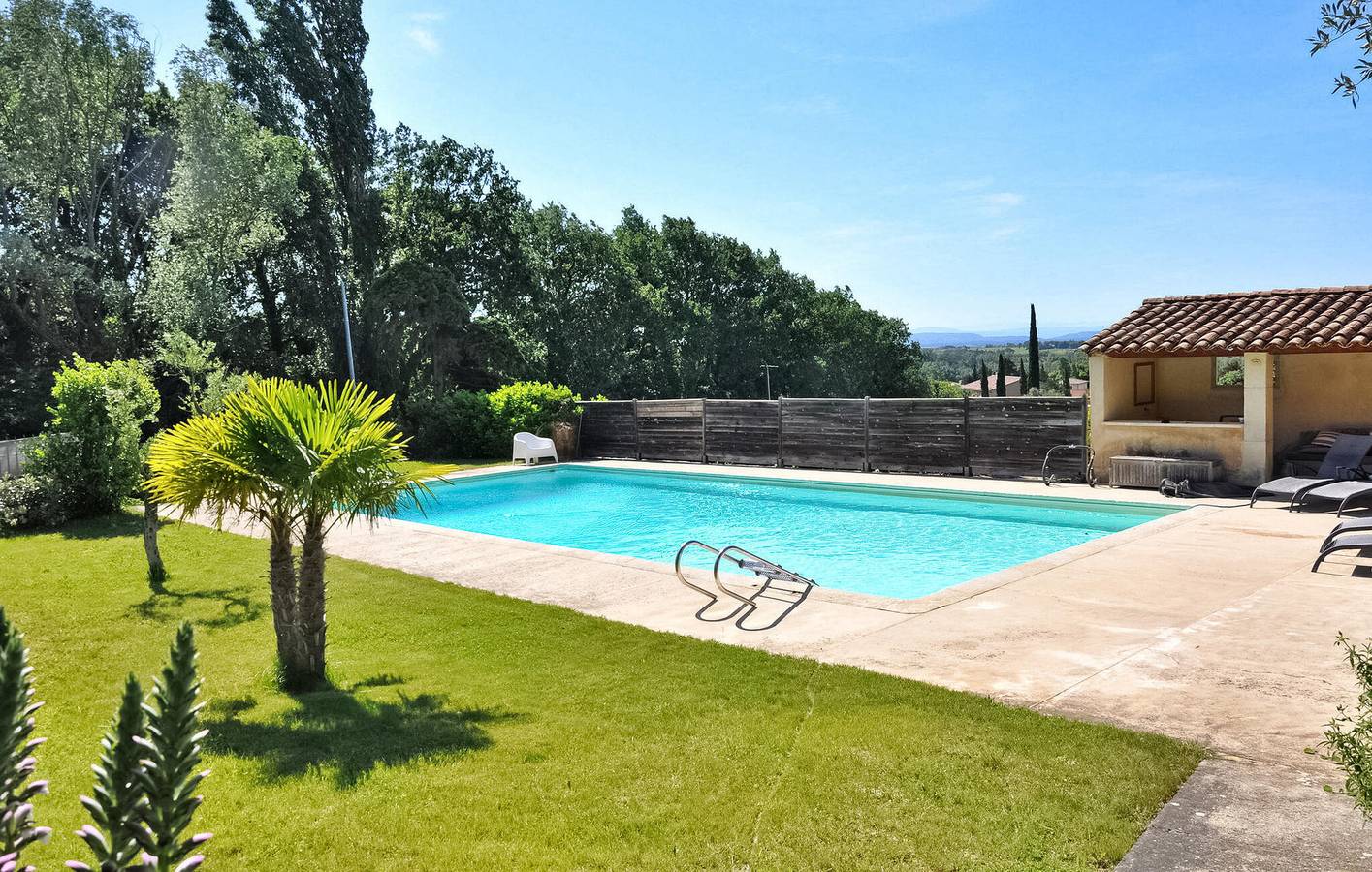 Gemütliches 70m Apt mit Spielzimmer, Parkplatz, Pool - 400m zur Stadt in Saint-Roman-de-Malegarde, Vaucluse