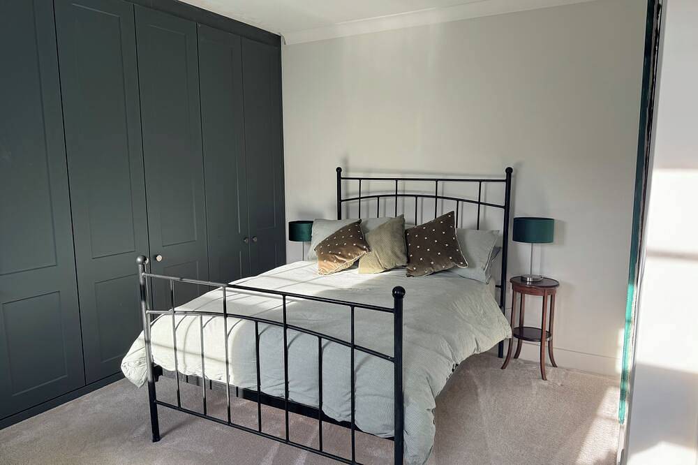 Ensuite double bedroom in Basingstoke, Hampshire