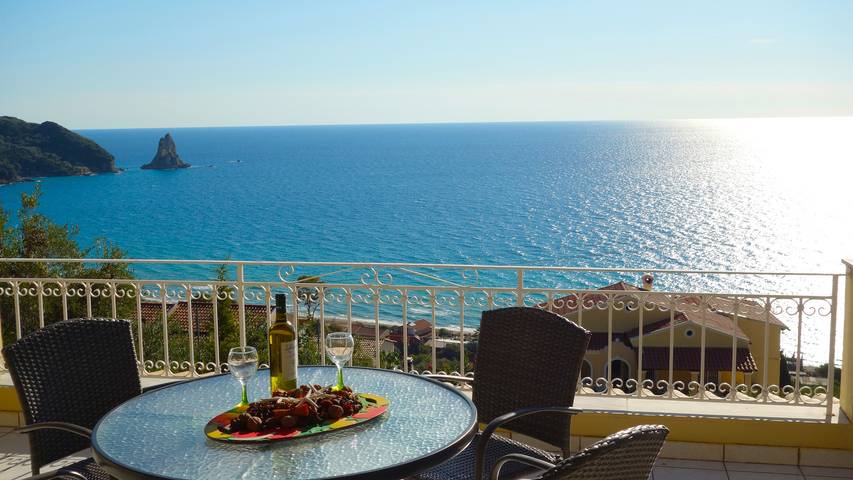 Gîte pour 4 personnes, avec Vue sur l’océan et Balcon/Terrasse ainsi que Jardin et Vue à Agios Gordios
