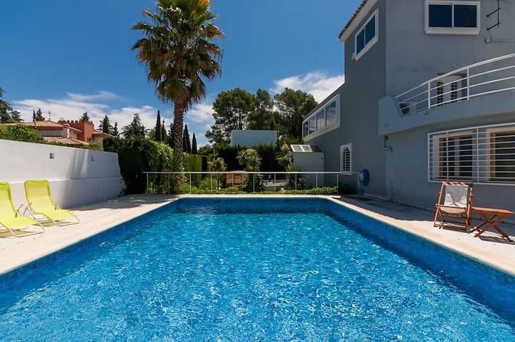 Villa pour 9 personnes, avec balcon ainsi que piscine et jardin - 1