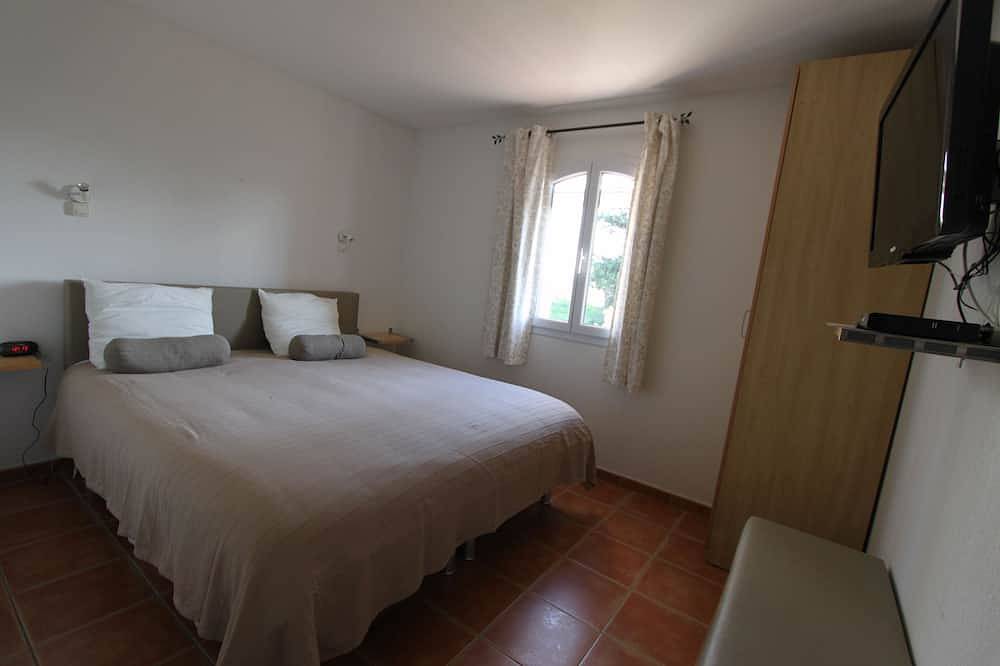 Cozy holiday home 7p in holiday park with large swimming pool in Arles, wifi, air conditioning in Arles, Mediterranean Coast (France)