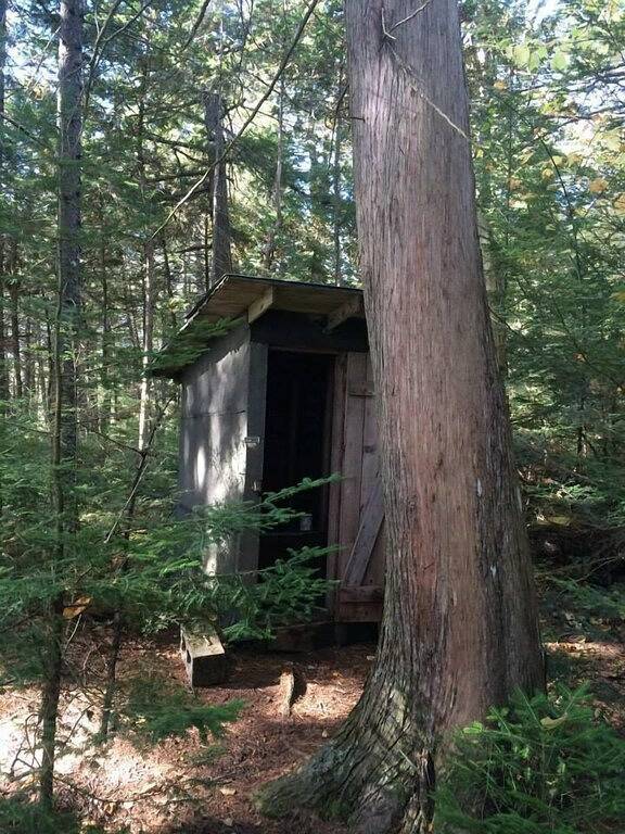 Gehen Sie zu dieser einsamen Hütte am See in Downeast Maine in Washington County (Maine)