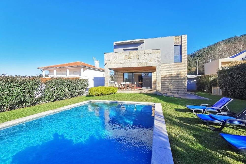 Villa surrounded by sea and mountains, with swimming pool and fireplace, 10 minutes' walk from the beach. in Carreço, Viana do Castelo Distrikt