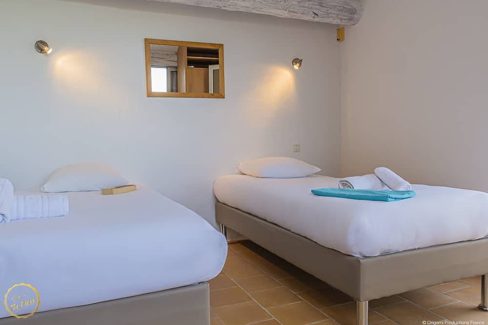 Ganze Wohnung, Mazet de Lily, 6 bis 8 Personen, in den Alpilles mit Gemeinschaftspool in Paradou, Arles und Umgebung