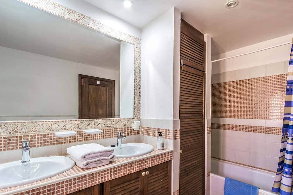 Unique Moroccan  style detached villa with  private pool n a prestigious area! in Corralejo, La Oliva