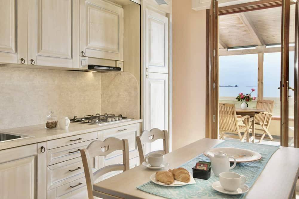 Entire apartment, Nice apartment on the first floor with sea view of about 45 m2 equipped with air conditioning and wi fi connection, composed of a living room with equipped kitchenette, fridge and flat screen television.A double or twin bedroom and a single bedroom, bath in Bosa Marina, Bosa