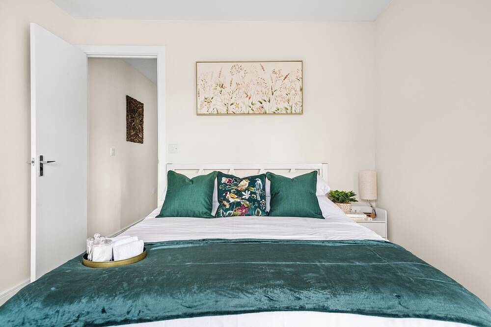 Radiant Retreat Ideal for Legoland, Windsor, & Lhr in Slough, Berkshire