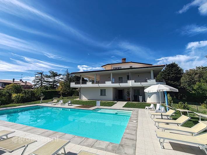 Location de vacances pour 30 personnes, avec terrasse ainsi que piscine et balcon/terrasse à Tavullia - 4