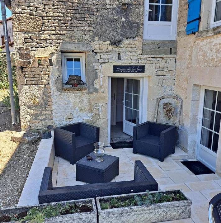 Location de vacances pour 14 personnes, avec Terrasse à Saint-Mandé-sur-Brédoire - 2