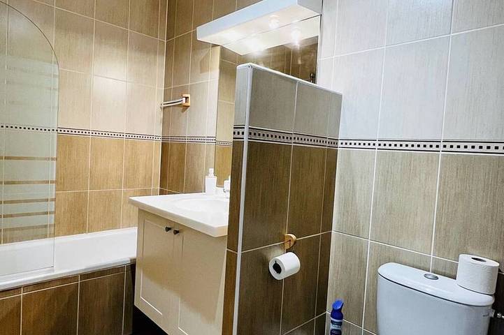 Entire apartment, Modern T2 apartment with terrace, parking and internet - Cambo-les-Bains in Cambo-les-Bains, Bayonne region