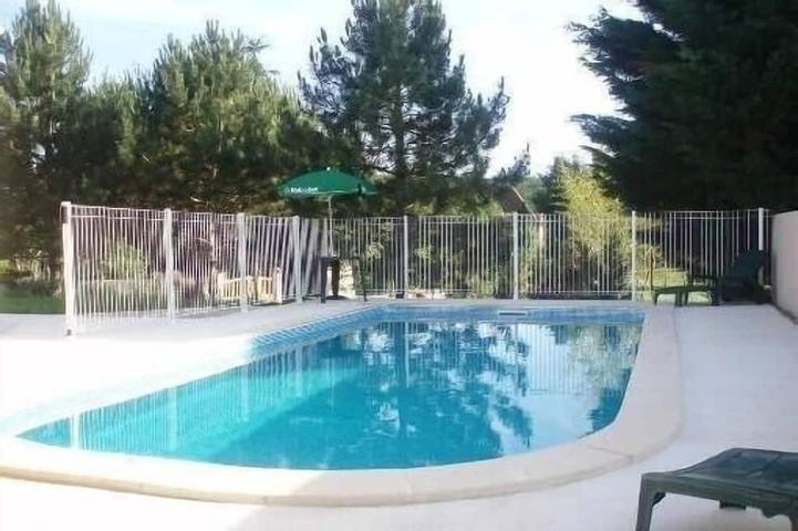 Location de vacances pour 12 personnes, avec jardin et terrasse à Milhac