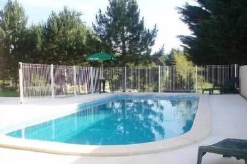 Gîte pour 12 personnes, avec terrasse et jardin à Milhac
