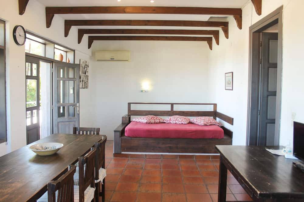 Minas Villa, 5 ensuite bedrooms, 1min walk from Stoupa beach,  renovated 2020 in Stoupa, Mani Peninsula