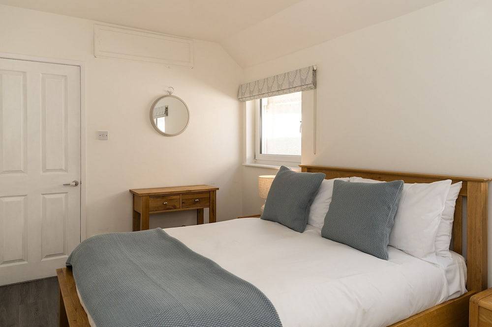 Beach Cottage with garden that blends into the beach in Pevensey Bay in Pevensey, East Sussex