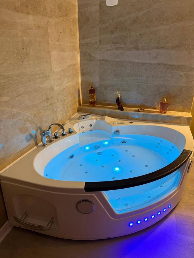 King Room with Spa Bath in Vichy, Région de Vichy