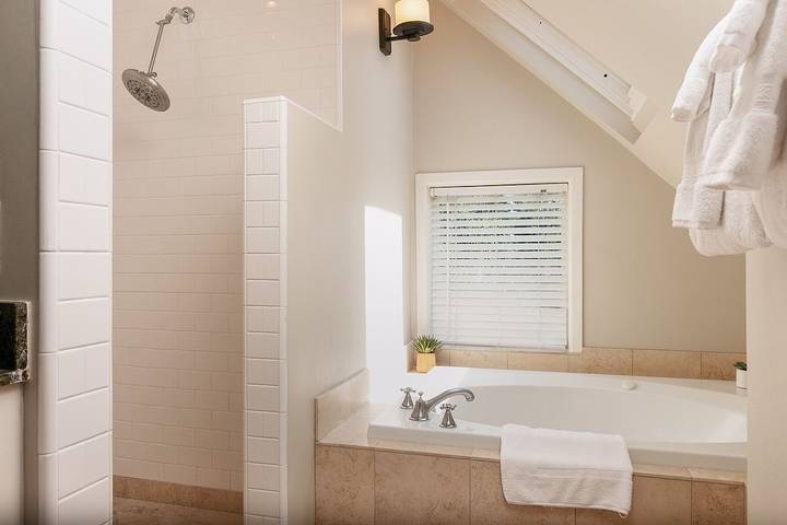 Vacation house for 18 people, with yard and hot tub in Santa Barbara