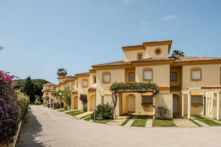 Wunderschönes Reihenhaus mit 3 Schlafzimmern in Novo Sancti Petri in Novo Sancti Petri, Chiclana de la Frontera