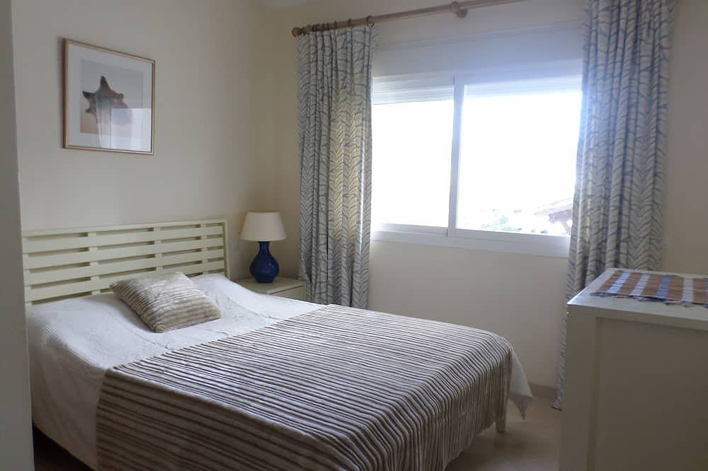 Entire apartment, 2 Bedroom Beachside Apartment Overlooking Pool & Palm Trees On New Golden Mile in Triangulo de Costalita, Estepona