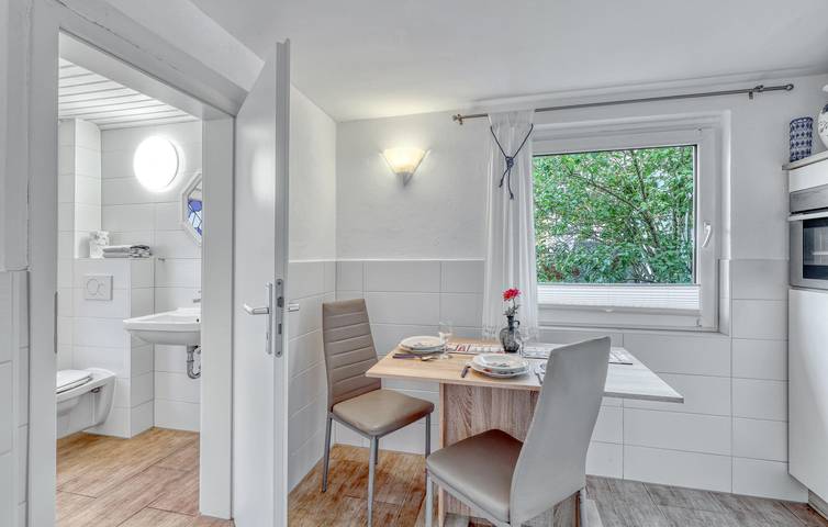 Ganze Ferienwohnung, Appartement am Strand mit Parkplatz und Soundsystem in Waren (Müritz), Müritz