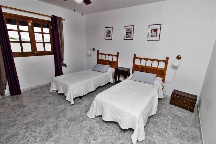 Spacious, quiet house with heated pool and large garden. in Guime, San Bartolomé