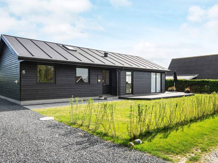 Ferieudlejning for 8 personer, med Jacuzzi og Terrasse såvel som Have og Sauna i Hvidbjerg Strand