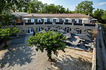 Location de vacances pour 2 personnes, avec piscine et jardin à Sainte-Tulle