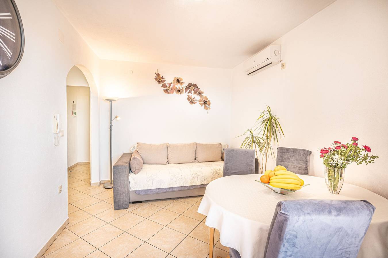 Ganze Ferienwohnung, A 4 apt w terrace & sea view, 4 min walk to beach in Podstrana, Split-Dalmatien