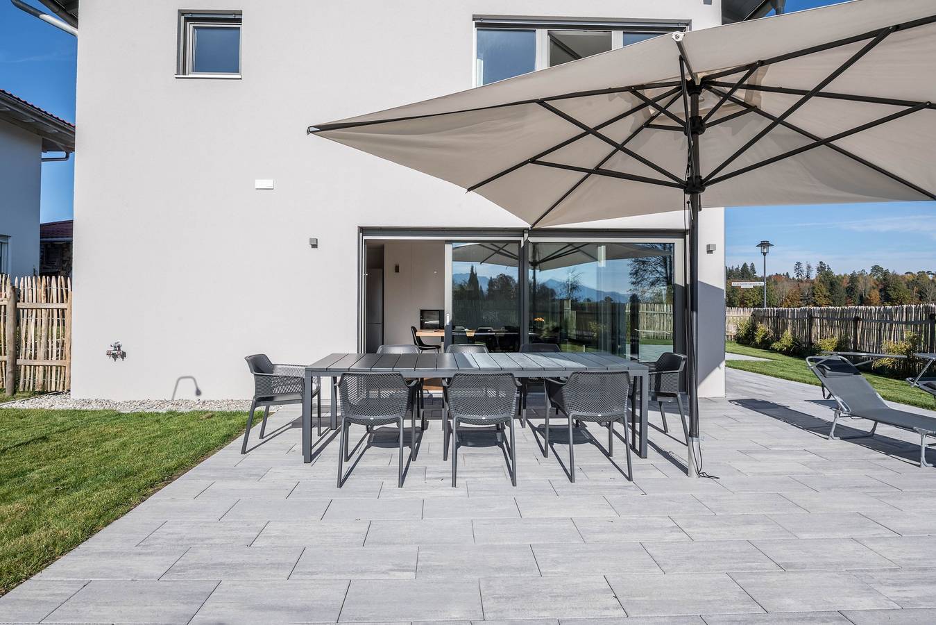 Luxuriöses Design Ferienhaus mit Bergblick, Kamin und Garten in Breitbrunn am Chiemsee, Chiemsee