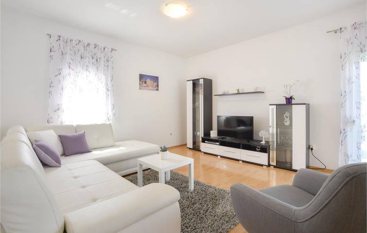 Reizende 2-Zimmer-Wohnung mit Pool und Terrasse in Dugopolje – 600 m vom Stadtzentrum entfernt in Dugopolje, Dalmatinisches Zagora