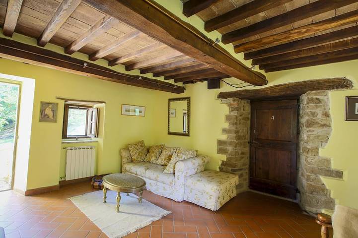 Villa con piscina privata, vista sul lago e sulle montagne. in Caprese Michelangelo, Valtiberina