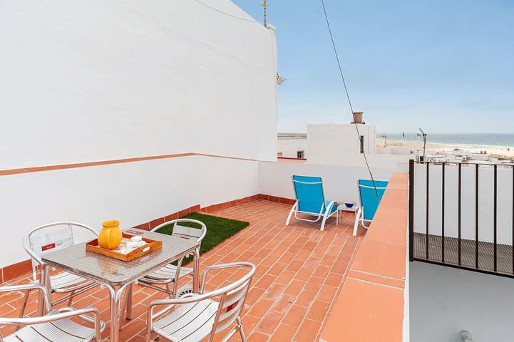 Appartement entier, Appartement moderne "Lola" au centre-ville près de la plage avec terrasse sur le toit in Conil de la Frontera, Costa de la Luz