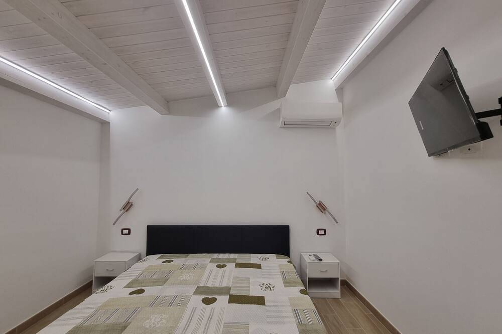 Appartamento intero, Newly renovated apartment with terrace, 5 minutes walk to the beach in Capo Passero, Portopalo di Capo Passero