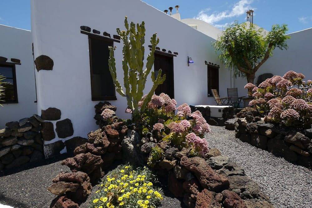 Casa Consultorio, country house in unique nature. in Guatiza, Teguise