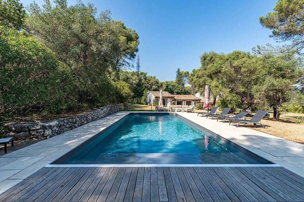 Magnificent Villa 14 p, swimming pool, garden, parking in La Colle-sur-Loup, Mittelmeerküste (Frankreich)