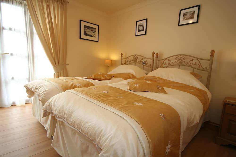 Beautiful 5 bed, 5* luxury cottage in a secluded location in Three Cliffs Bay, Swansea region