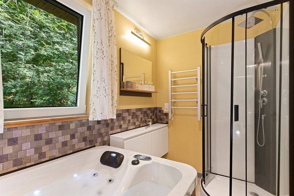 Chalet with jacuzzi and sauna in unique location in nature. Quiet enjoyment. in Stekene, Ostflandern