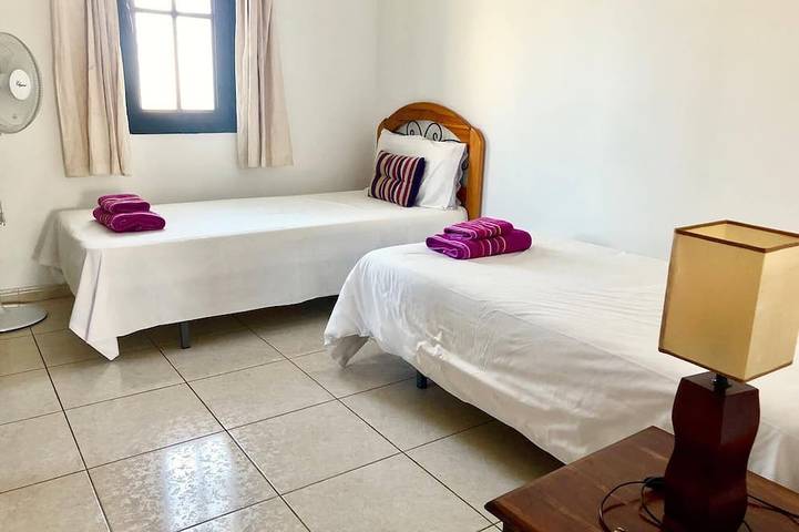4 Bedroom, 3 Bathroom, Large Heated Pool, 20 Minute Walk to Playa Blanca Town in Playa Blanca, Yaiza