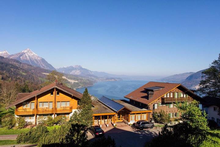 Hotel für 3 Personen, mit Balkon und Terrasse sowie Garten und Seeblick in Leissigen
