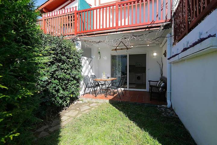 Appartement de vacances pour 4 personnes, avec jardin ainsi que piscine et vue