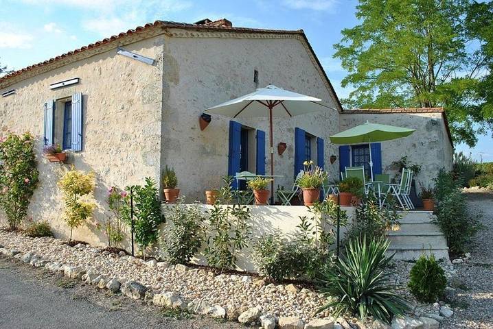 Location de vacances pour 3 personnes, avec terrasse et vue à Saint-Méard-de-Gurçon