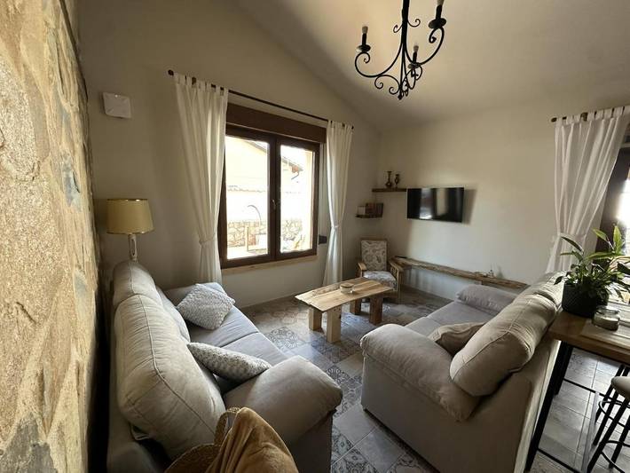 Casa rural para 7 personas, con piscina además de vistas y jardín en Valdeprados