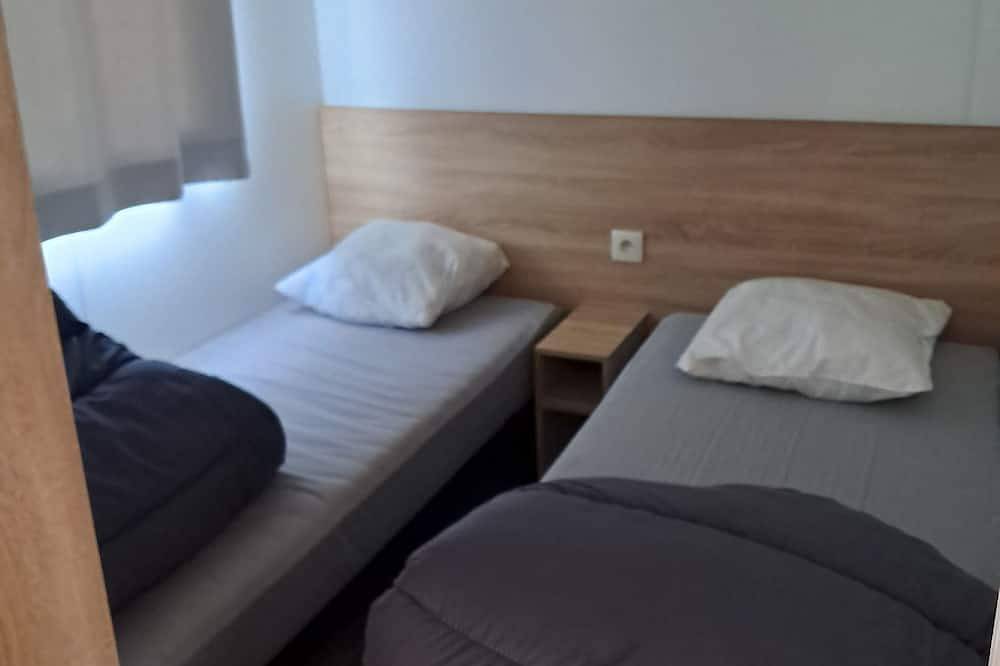 Mobil home dans un camping familiale bord de rivière, de sentiers de randonnées in Chazelles-sur-Lyon, Montbrison