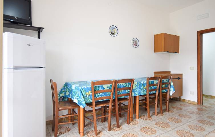 Entire holiday apartment, Charming Upper Floor Apartment with Parking & WiFi, 900m to Beach in Casal Velino, Cilento Coast