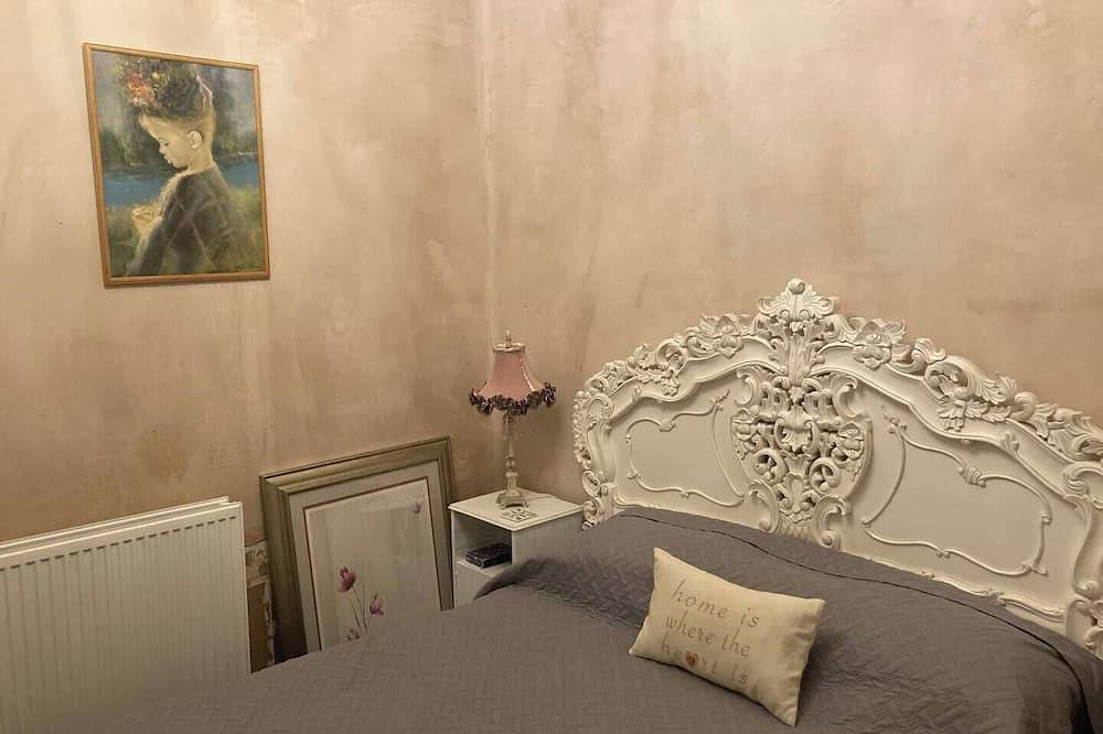 Entire apartment, Leith Walk, Private Main Door, 3 Bedroom Lovely Victorian Apartment at Tram Stop in Leith, Edinburgh