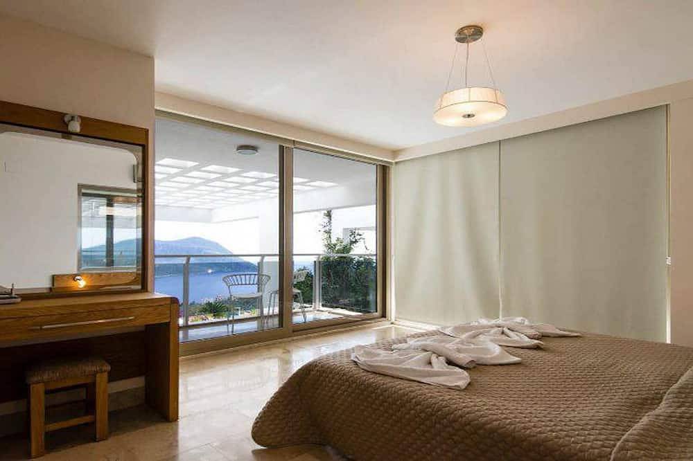Luxury villa with sea view close to the center in Antalya, Antalya Province