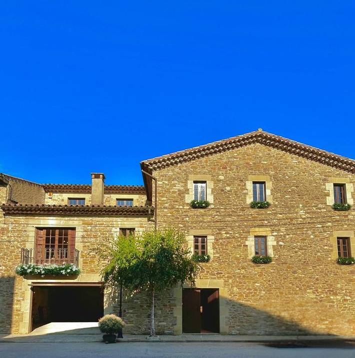 Apartamento para 15 personas, con vistas además de jardín y piscina en Osona